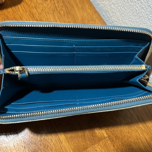 💞🥰🌴BRAND AUTHENTIC IS HERE!!! 🥵 BAGS AND WALLETS ARE $3 START ONLY! - Picture 6 of 14